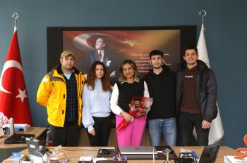 Üniversitemiz Su Altı Sporları Topluluğu 8 Mart Dünya Kadınlar Günü dolayısıyla Dekanımız Prof. Dr. Serap Palaz’ı ziyaret etti.